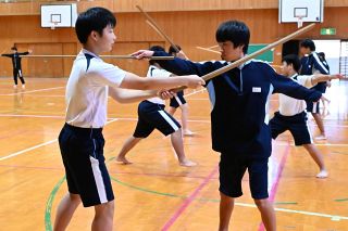 武蔵ゆかりの剣術学ぶ　美作・大原中生、２２日発表会で披露