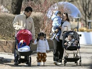 「妻にも母にもならない」一人晴れ着、広がる非婚…韓国で進む少子化と人口減　見通せない国の将来像【産まない国・若者たちの憂鬱（１）】