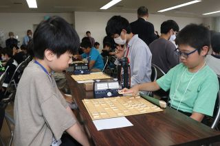 ８１人が盤上で真剣勝負　県こども将棋交流戦 笠岡