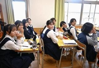 豊臣秀吉は侵略者？　日韓の高校生が歴史認識のギャップに直面　「うらみはしない」戦争中に多数死亡の事故現場で共に花たむける