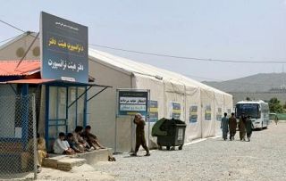 摘発強化、軍事対立、イラン情勢悪化…　翻弄されるアフガン難民、帰還も行き場無く