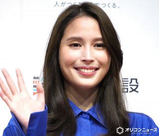 「LAでもナイス肩幅〜」広瀬アリス、デコルテあらわなショットに反響「鎖骨ラインも綺麗すぎ」「興奮が伝わってくるブレ具合」