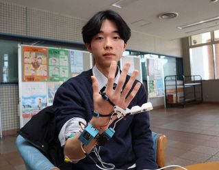 曲げ伸ばしできる「義指」開発 井原高３年西田さん　将来は「人の役に立つロボットを」