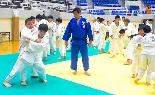 柔道の技、オリンピアンに学ぶ　岡山武道館で小中生教室