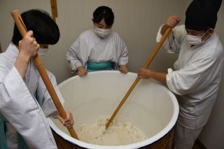 どぶろくの仕込み開始 新見・船川八幡宮　来月の秋季大祭で振る舞う