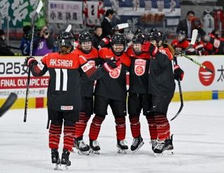 日本、フランスに快勝で首位発進　ＩＨ女子五輪最終予選