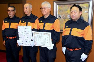 玉野市消防団に市特別表彰贈る　山林火災延焼を最小限に抑える