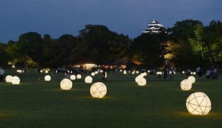 闇に浮かぶ岡山の名所　夏の幻想庭園、烏城灯源郷が開幕