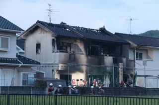 岡山で民家全焼　隣接宅は半焼