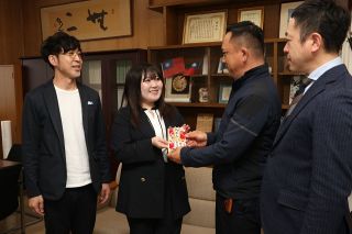 東城高の永続願い恩返しの寄付　ＯＧの書家・青山さん、個展収益金を