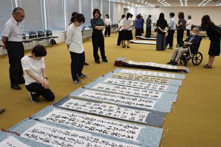 県児童生徒書道展高校最優秀　漢字山川さん（倉敷商）、仮名渡辺さん（倉敷工）