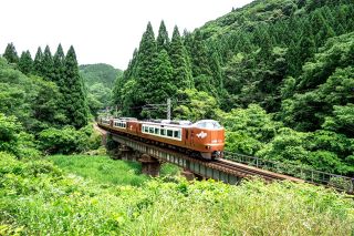 新郷駅　伯備線最初の請願駅の鉄道記念碑