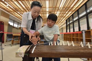 親子連れが琴演奏やプログラミング体験　福山でものづくりフェア