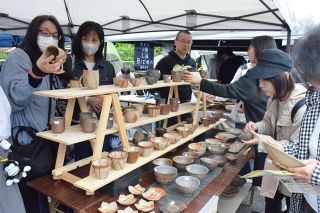 「春の備前焼まつり」定期開催　初日にぎわう　新たなファン開拓へ　４日まで