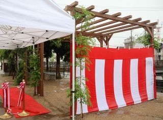 倉敷 玉島港橋広場の藤棚完成　創立６０周年の玉島ＲＣ 市に寄贈