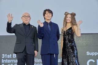 丸山隆平＆沢尻エリカ、釜山国際映画祭に登場　『薔薇の鎖』の魅力を世界にアピール