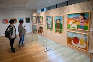 美作の児童生徒の絵画８５点　市役所新庁舎で初の作品展