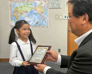 新聞配達エッセー最優秀賞　三宅さん（倉敷・緑丘小２年）表彰