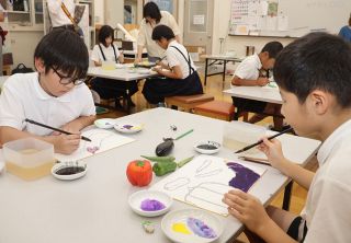芸科大で芸術体験 連島西浦小４年　日本画と粘土細工 倉敷南ＲＣ企画