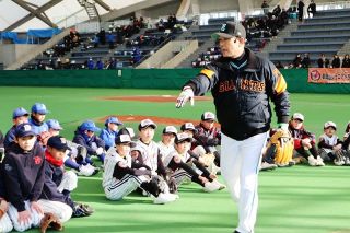 川相昌弘さんに攻守の基本学ぶ　岡山で小学生野球教室