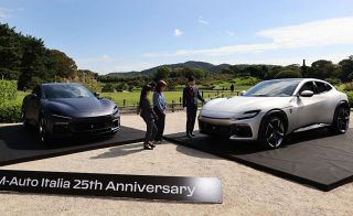 日本刀とデニムをイメージ フェラーリ２台登場　岡山市の後楽園 来園者魅了