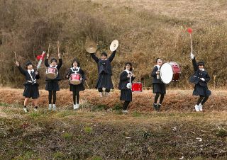 全国展フォトコンで新見の阿部さん特選　卒業で喜ぶ小学生活写 「さらなる高み目指す」