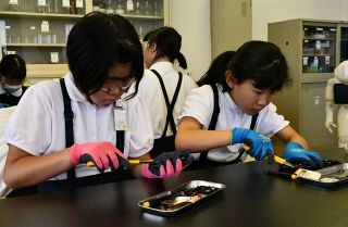 金属リサイクルの大切さ学ぶ　矢掛・三谷小児童が携帯電話分解