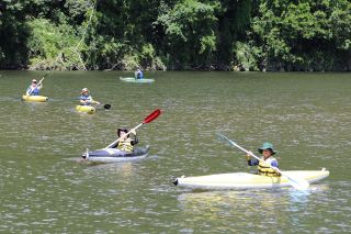 旭川でカヌーや川遊び満喫　岡山、親子でサマースクール