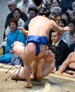 休場明けの横綱大の里が２連敗　豊昇龍、霧島ら２連勝発進