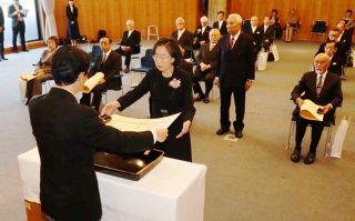 叙勲 各分野での貢献たたえる　岡山県庁で伝達式
