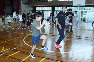 大学生から陸上、ダンス学ぶ　赤磐ＰＴＡ連が小中学生教室