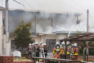 津山市楢で民家全焼　住民２人けが 命に別条なし