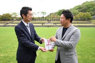 湯郷ベル応援　山陽新聞社 広告料一部贈る