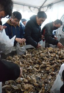 カキ詰め放題満喫　備前・伊里漁協「新春真魚市」にぎわう