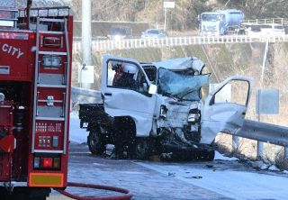 軽トラとトラック衝突 １人死亡　高梁の国道１８０号