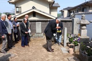 馬越の偉業をしのぶ　地元顕彰会が墓参り