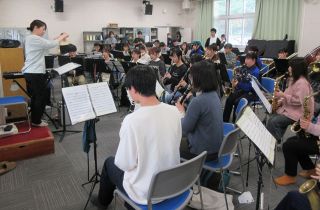卒業生と奏でる伝統の音色楽しんで　７日井原高音楽部が第４０回演奏会
