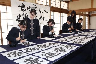 選抜高校野球の入場プラカード揮毫　明誠学院高書道部１年生４人