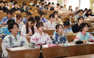 キャンパス涼しげで華やか　津山・美作大で浴衣登校