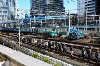 空調切れたＪＲ車内、乗客は疲労　線路歩き駅に移動、搬送者も