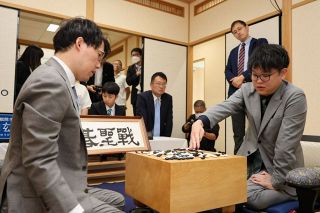 囲碁・碁聖戦 第２局　井山碁聖が佐田七段に勝ちタイに