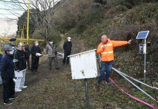 音で鳥獣を遠ざける装置学ぶ　高梁市対策協が研修会