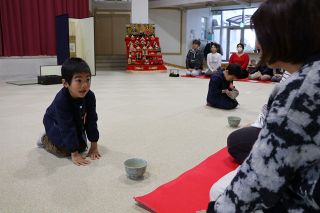 直島の幼児学園でひなまつり茶会　園児がお点前披露