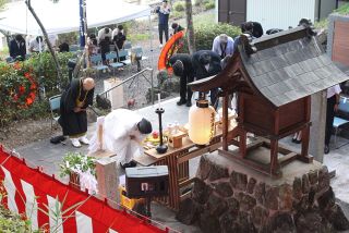 窮状救った４人の功績しのぶ　総社・新本地区で住民らが義民祭