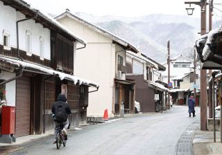 岡山県内今季一番の寒さ 岡山市で初雪も　真庭・勝山は木立や屋根にうっすら