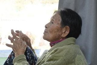 「１０代で従軍慰安婦にされ、拒もうとしたら拷問された」、証言の９７歳女性が誕生日に口ずさんだ歌は…　大使館前の少女像は移転されないまま、日韓政府の「最終解決」から１０年