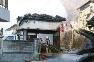 民家と空き家全焼 瀬戸内　１人死亡 住人男性か