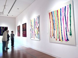 愛や平和 マーク添え表現した４５点　美術家櫻井伸也さん 高梁・成羽美術館で絵画展　