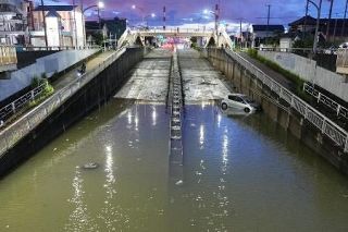 「だめ！」叫び声は届かず、車は冠水した道路へと沈んでいった。千葉豪雨の日、夫婦を救助した男性が語る一部始終　排水が追い付かない都市型災害、想定外の死者も