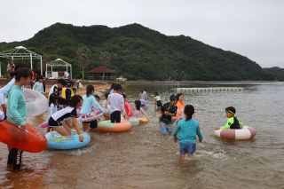 福山の海水浴場で海開き　岡山、広島のトップ切って初泳ぎ 　子どもたち、冷たさ忘れ夢中で遊ぶ